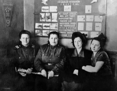 Мелитина Николаева с сослуживицами по военизированной пожарной команде Южно-Сахалинска, 1955 год